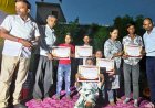 मेधावी छात्र-छात्राओं के चेहरे पर खिले प्रशस्ति पत्र सम्मान के मुस्कान भरे रंग।