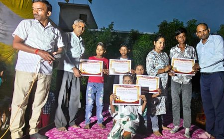 मेधावी छात्र-छात्राओं के चेहरे पर खिले प्रशस्ति पत्र सम्मान के मुस्कान भरे रंग।