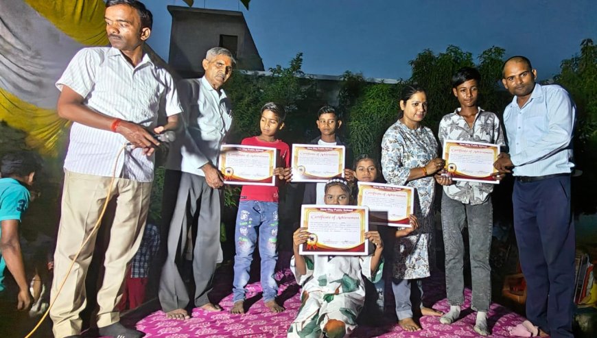 मेधावी छात्र-छात्राओं के चेहरे पर खिले प्रशस्ति पत्र सम्मान के मुस्कान भरे रंग।