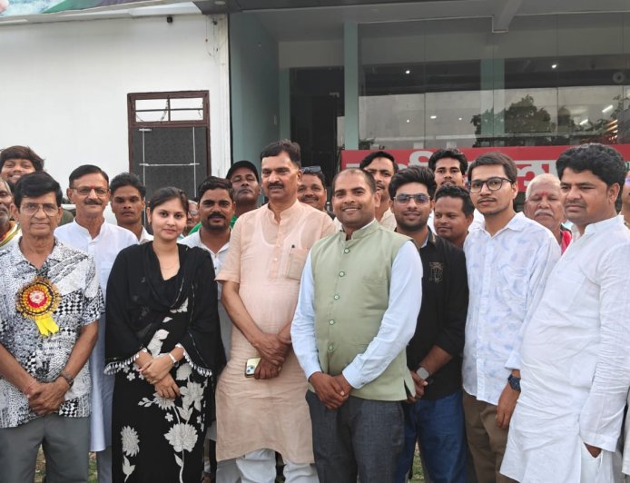 चन्द्रशेखर प्रजापति को मिला “भाषाविद् डॉ. सुंदर लाल राठौर सम्मान” क्षेत्र में खुशी की लहर, शुभचिंतकों ने दी शुभकामनाएं 